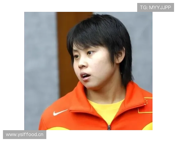 王濛在家切个菜都像在冰场压步，刀工快得邻居报警